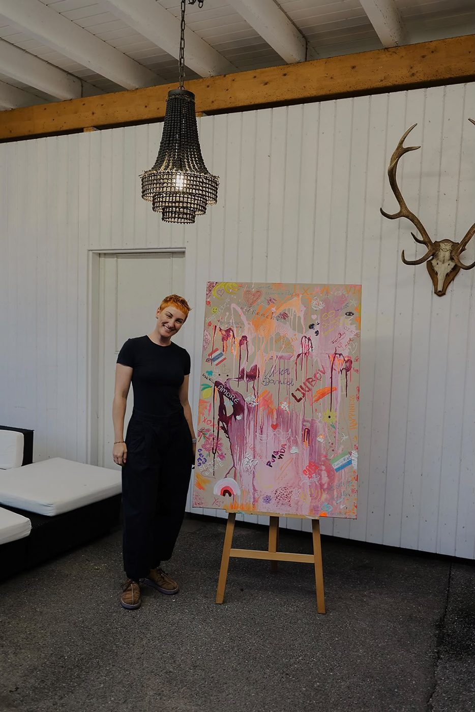 Hanna von Rybinski neben dem Werk in der Location